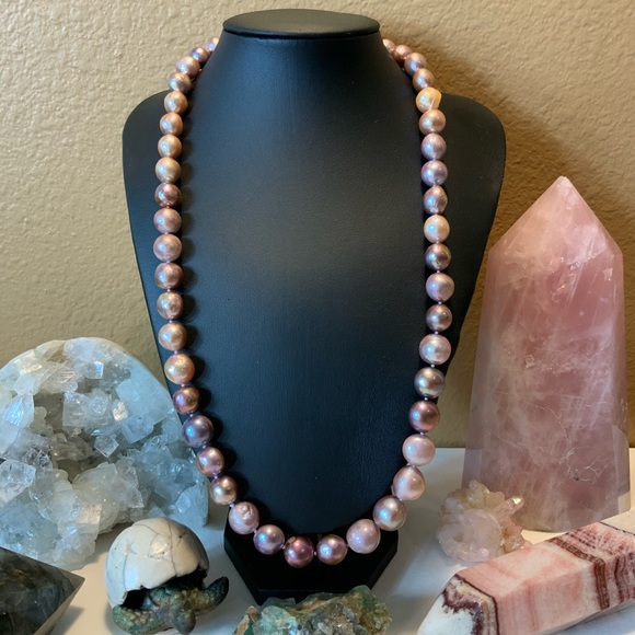 🌷NWT silk knotted strand of large lilac pearls - Picture 3 of 8